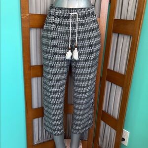 Black and White Geometric Ankle Cropped Pants